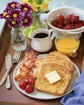 Завтрак с беконом, ягодами и цветами