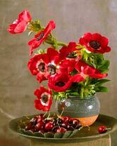 Букет красных анемон и ягоды черешни