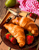 Круассаны, клубника и груша