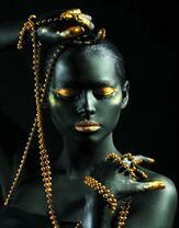 Без бренда «Девушка в черно-золотом макияже» в Вологде в интернет-магазине  Без бренда «Девушка в черно-золотом макияже» в Вологде