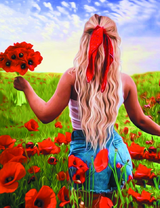 Девушка в поле с маками