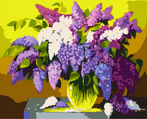 Сирень в прозрачной вазе на столе