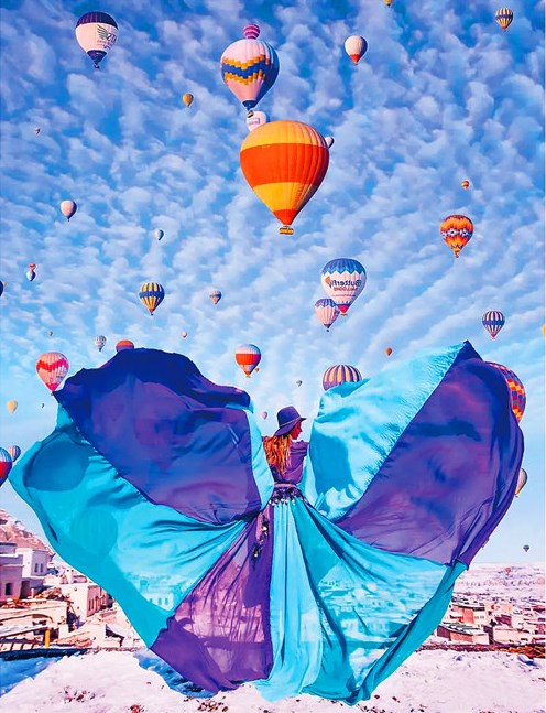 Алмазная мозаика 40x50 Девушка с пышными нарядами на фоне воздушных шаров